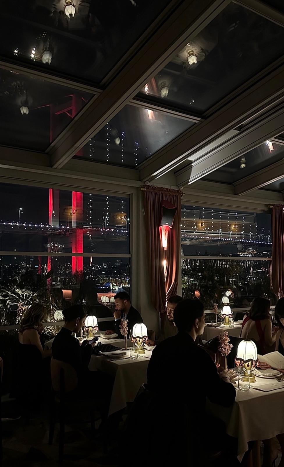 Boğaz Köprüsü manzarasına bakan giyotin cam cephe ve üstünde cam tavan, gece servisi, NITE Istanbul