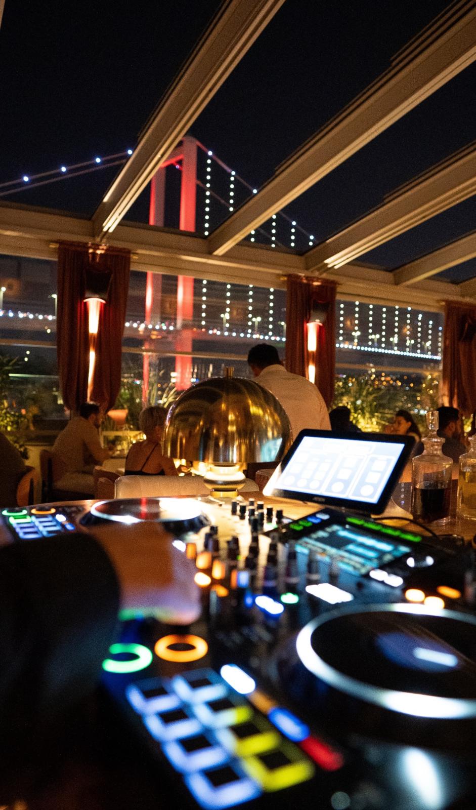 Nite Istanbul'da DJ gecesi, Boğaz manzarası