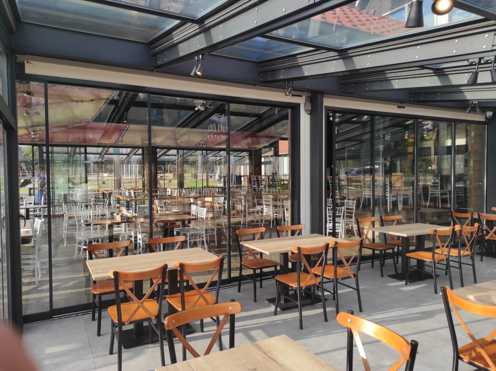 Açılır cam tavanlı salon ve arkada etkinlik alanı, Carte Blanche 99 Oldenzaal