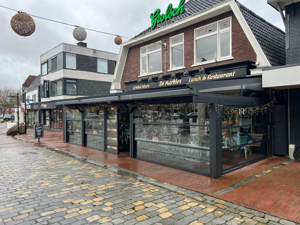 Cadde cephesindeki giyotin cam panelleri ve tabela, De Markies Rijssen