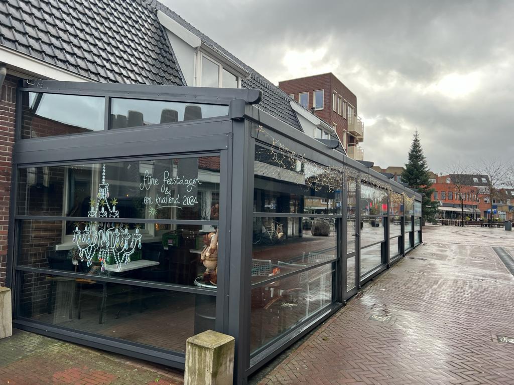 Cephe hattı boyunca uzanan giyotin cam bölümleri, De Markies Rijssen
