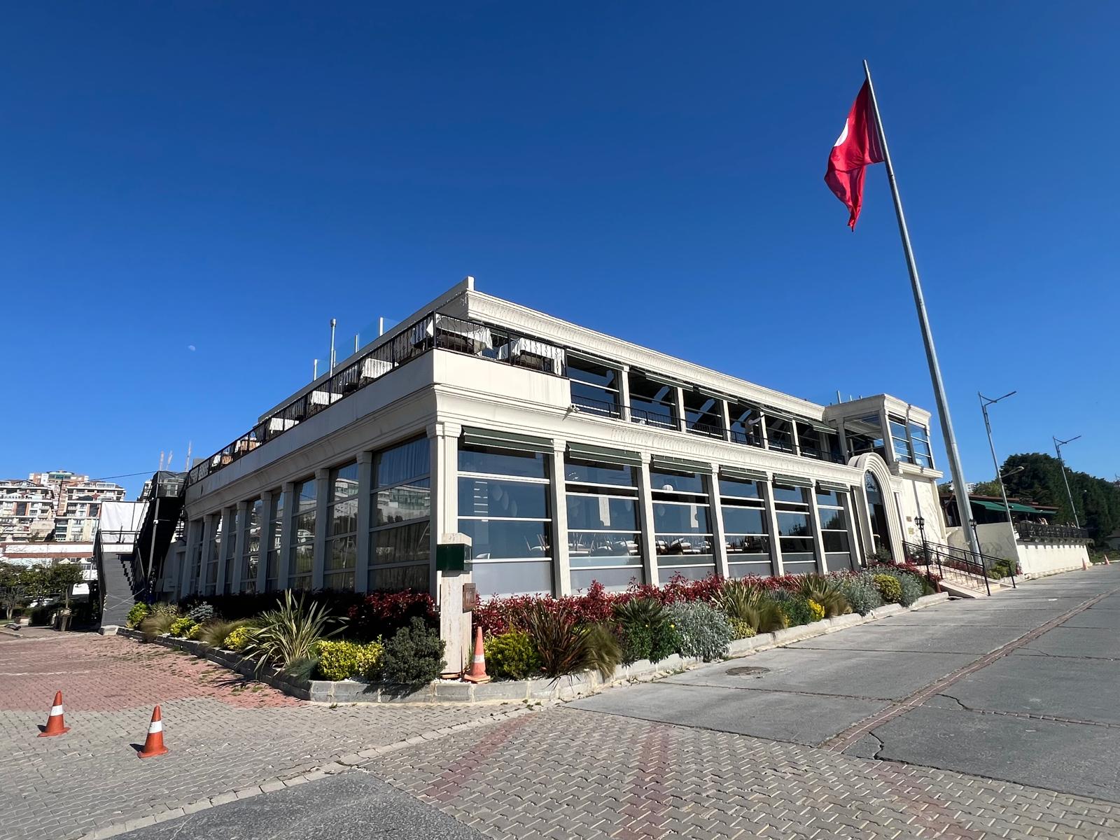 Türk bayraklı cam cepheli restoran, sokaktan gündüz görünüm, GalleHill Beykent