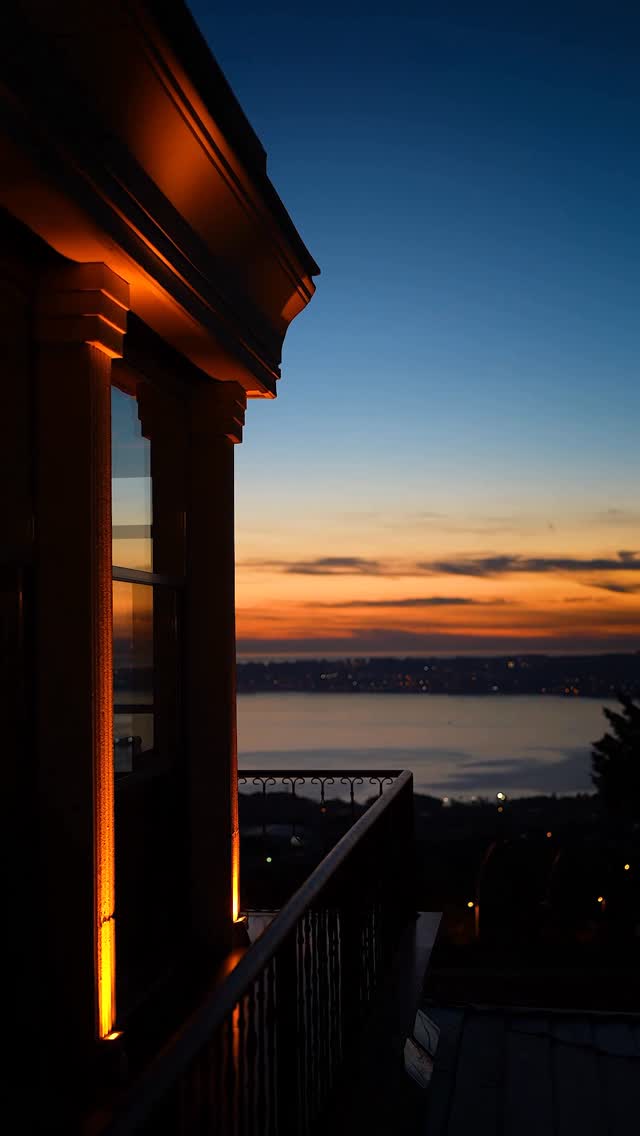 Alacakaranlıkta ışıklı korkuluk ve deniz manzarası, GalleHill