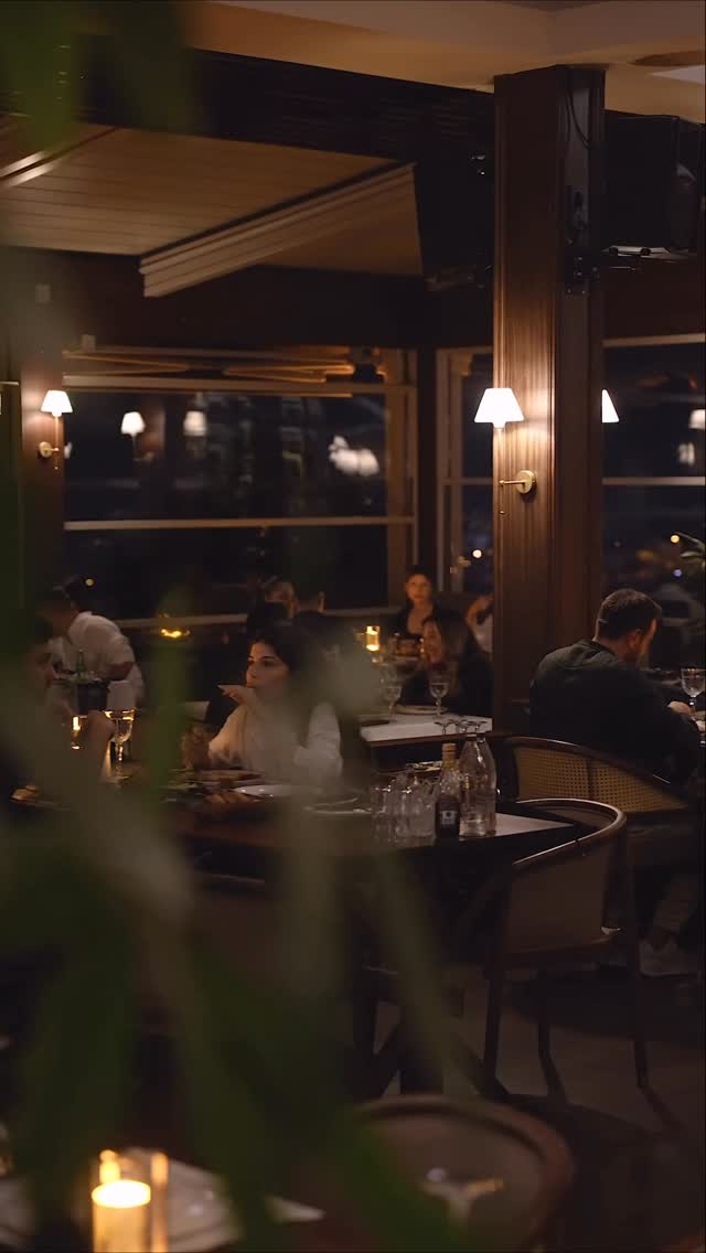 Akşam, cam cephe önünde konuklar ve mum ışığı, GalleHill