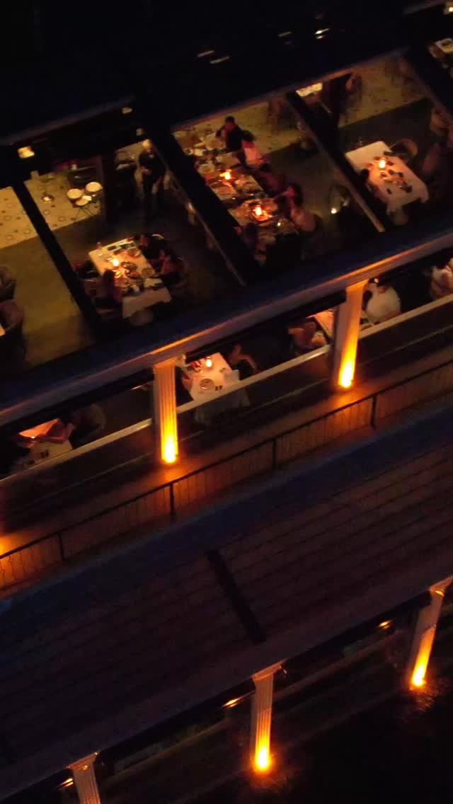 Açılır cam tavan gece açık konumda, konuklar altında, GalleHill