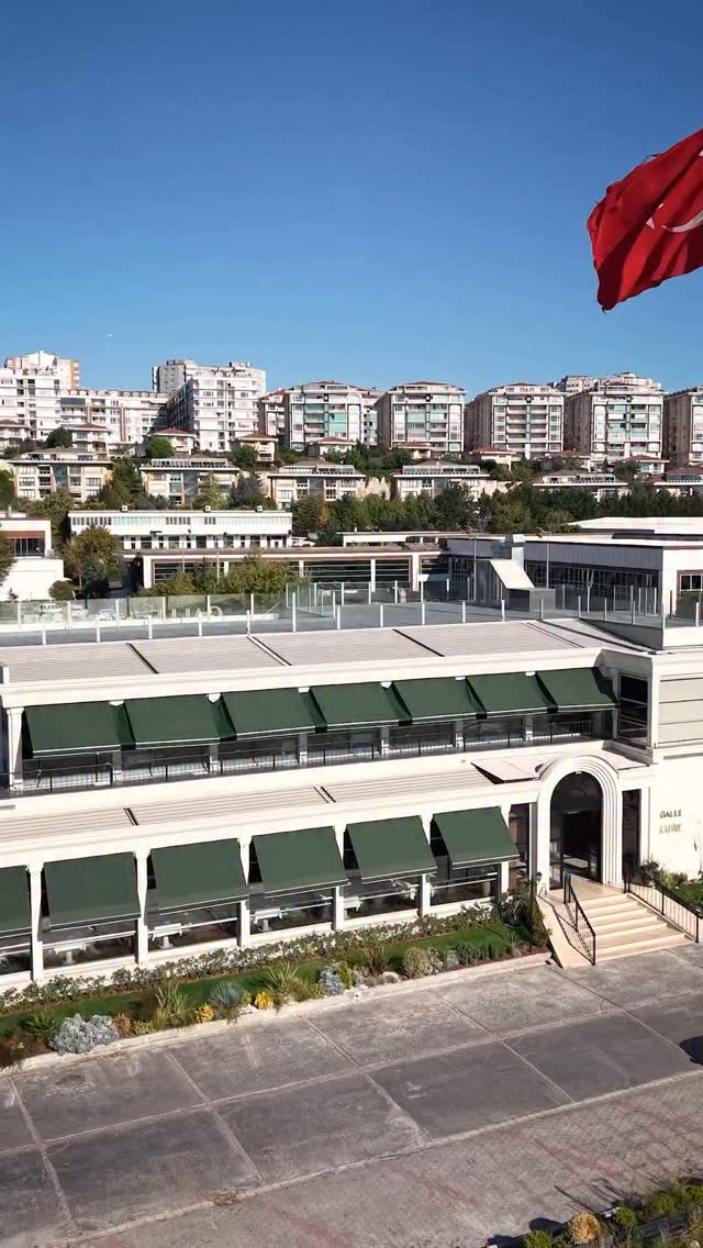 Dışarıdan gündüz görünüm: yeşil tenteli çatı katı restoranı ve şehir, GalleHill Beykent