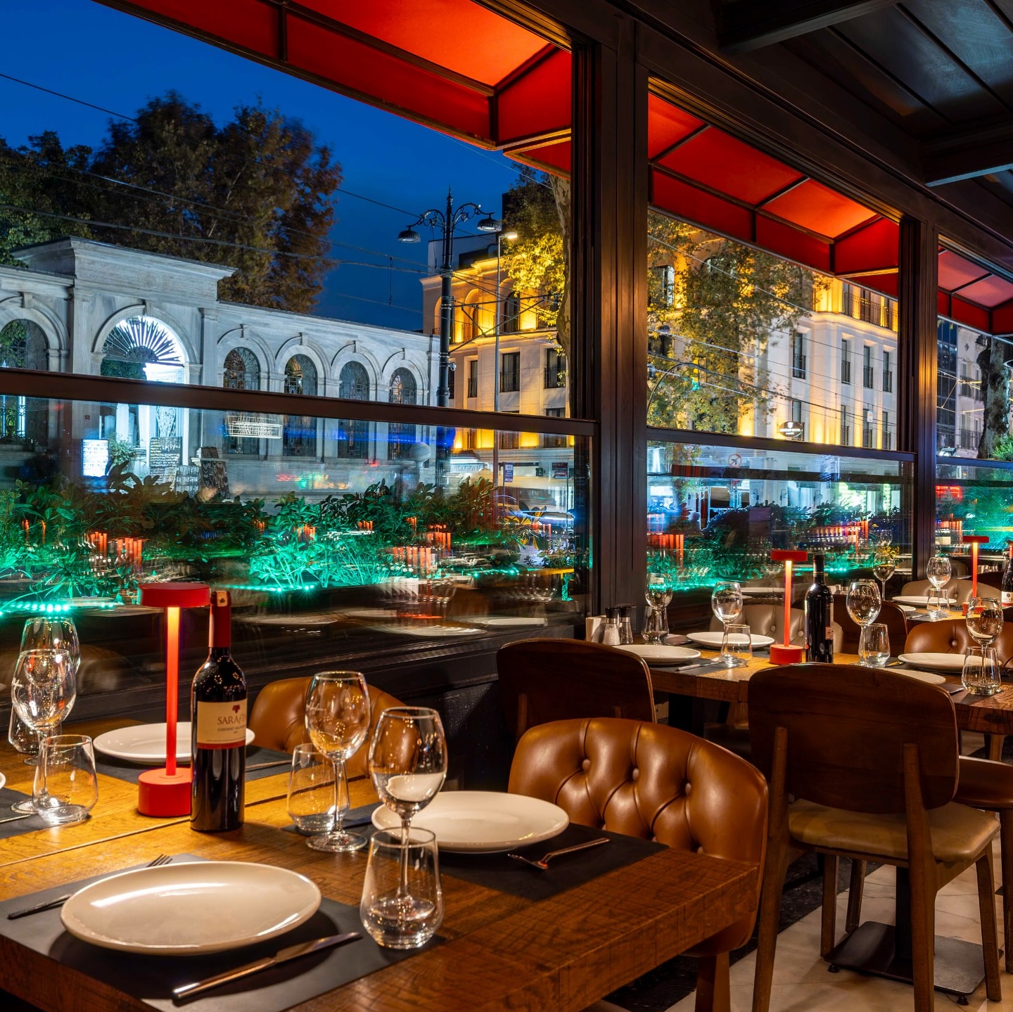 Giyotin camlı teras salonu, Loti