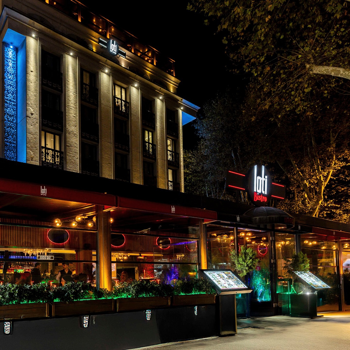 Gece aydınlatılmış dış cephe, Loti Roof Lounge