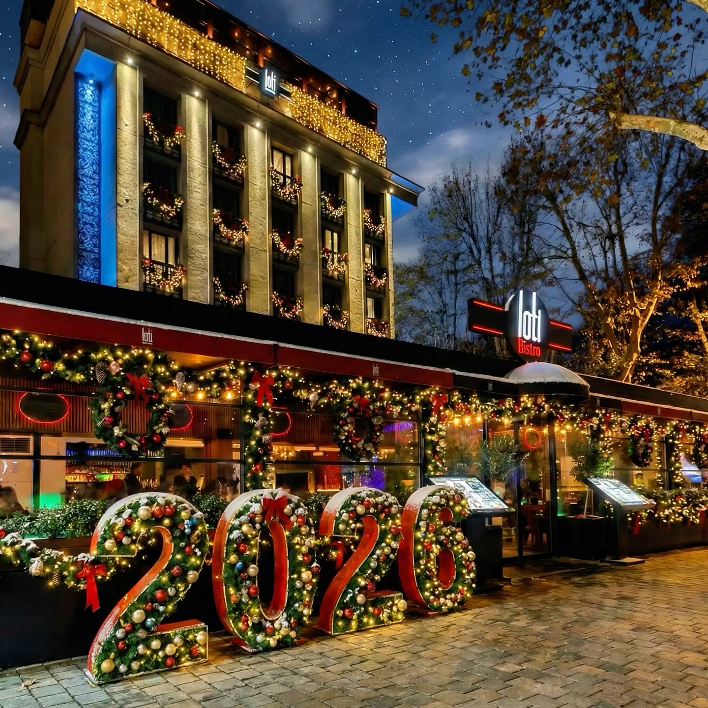 Yeni yıl süslemeli gece dış cephe, Loti Roof Lounge