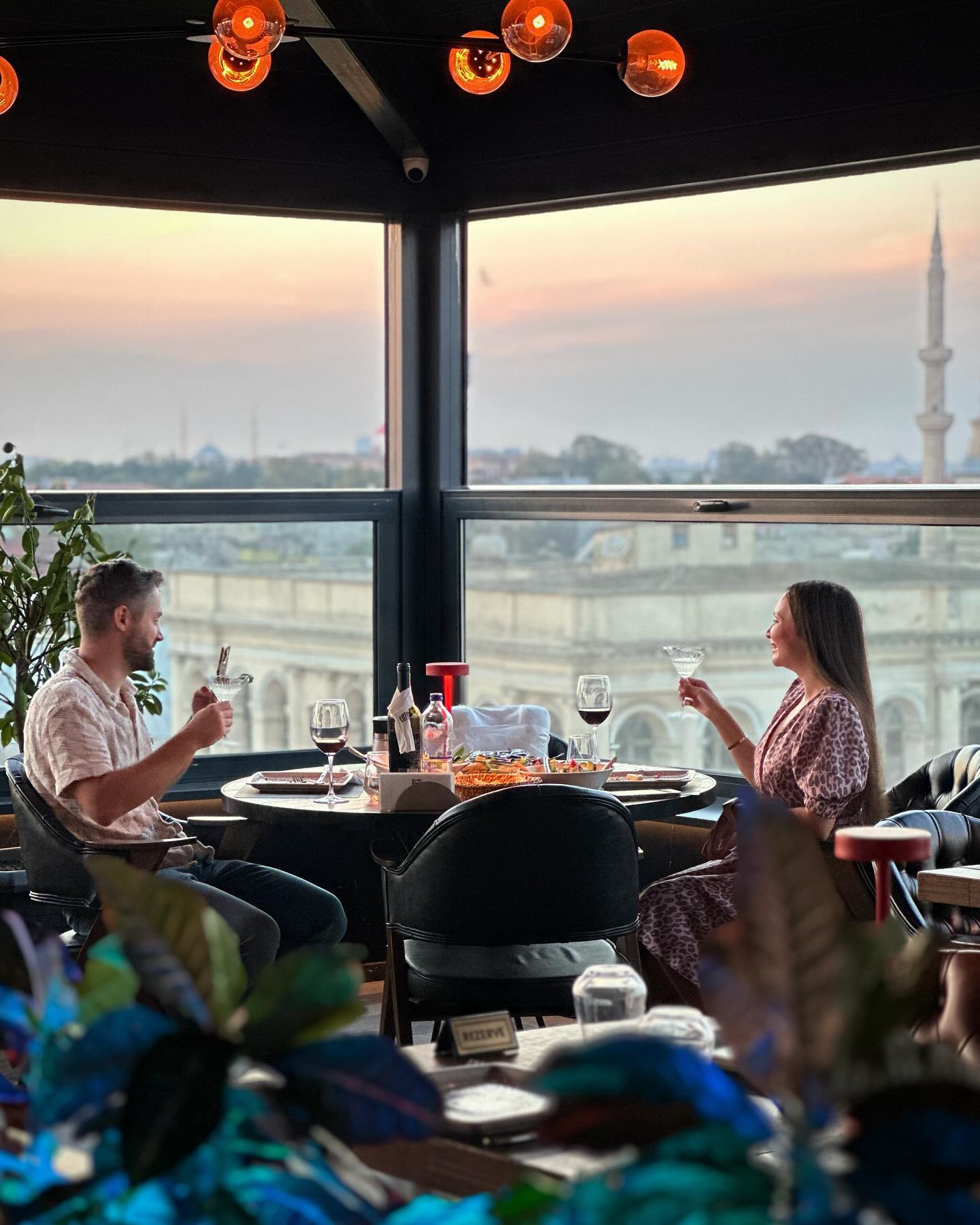 Tarihi yarımada manzarasına karşı giyotin cam cephe, Loti Sultanahmet