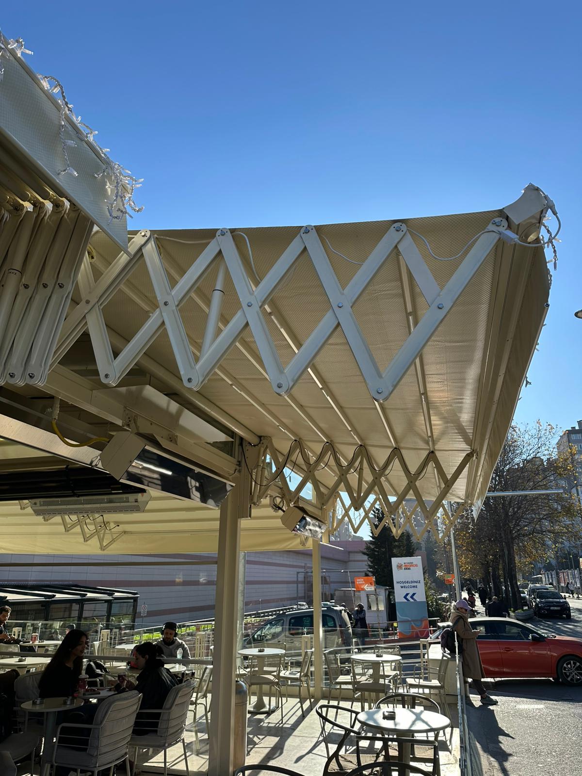 Alttan görünen makas kolları ve gergin kumaş örtü, Nevada Coffee Beylikdüzü