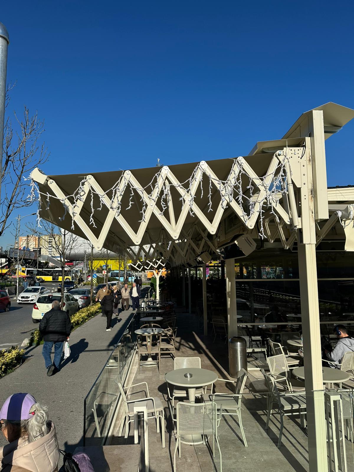 Cadde boyunca uzanan makaslı tente ve teras masaları, Nevada Coffee Beylikdüzü