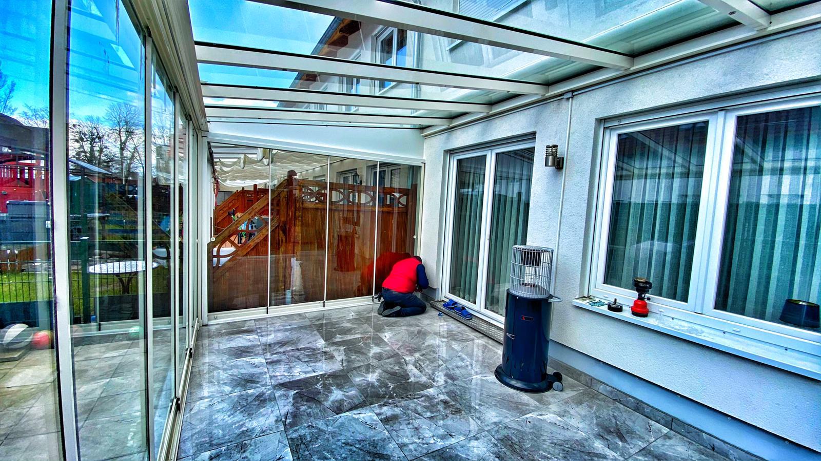 Kış bahçesinin içinden bahçe ve ahşap oyun evi