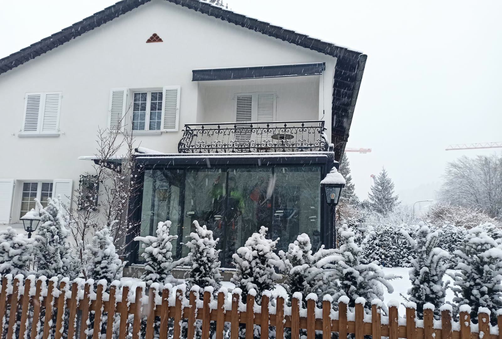 Kar altında kış bahçesi, ahşap çit hattı