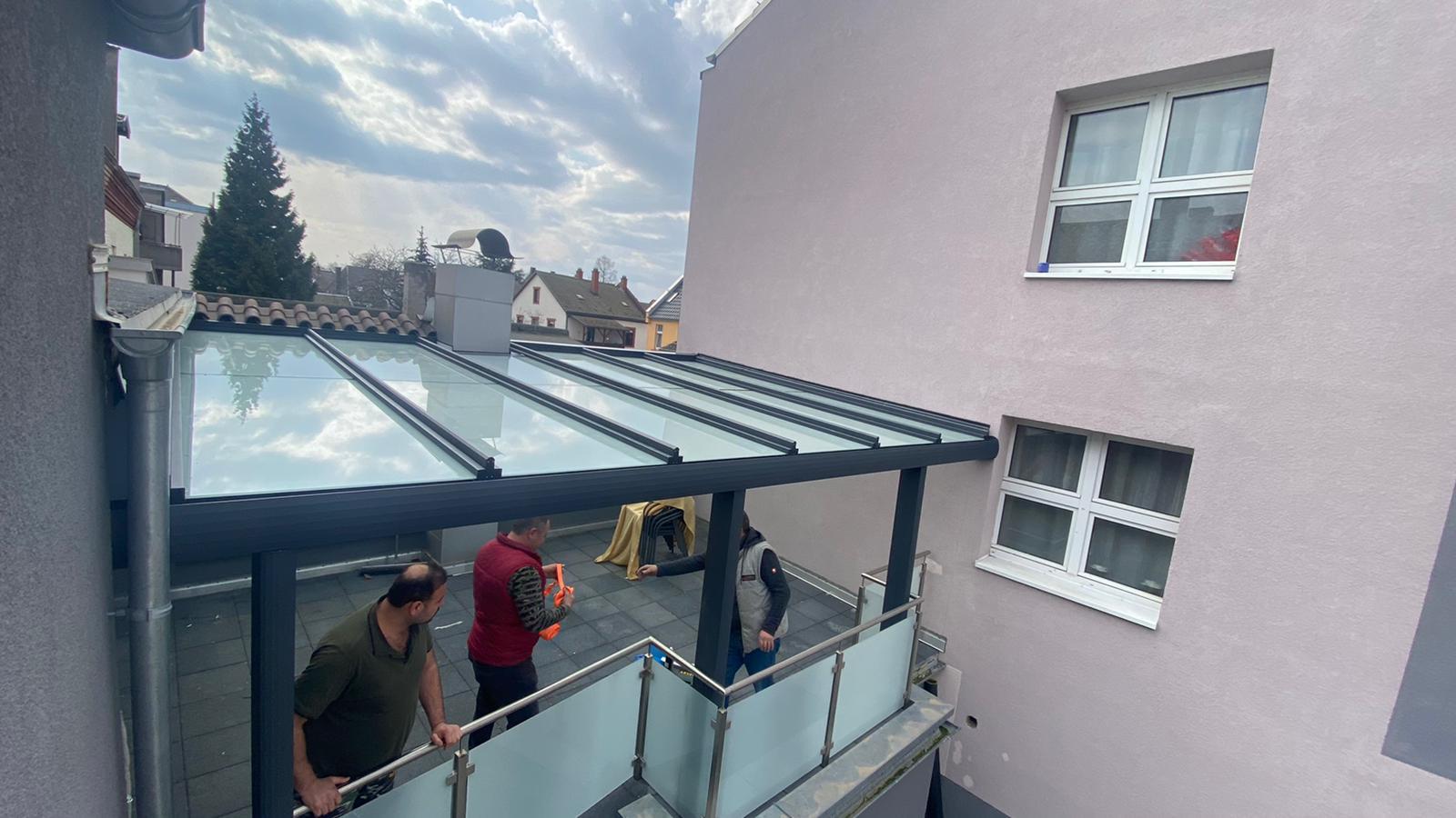 Cam örtü ve cam korkuluk yandan, ekip montaj sürerken