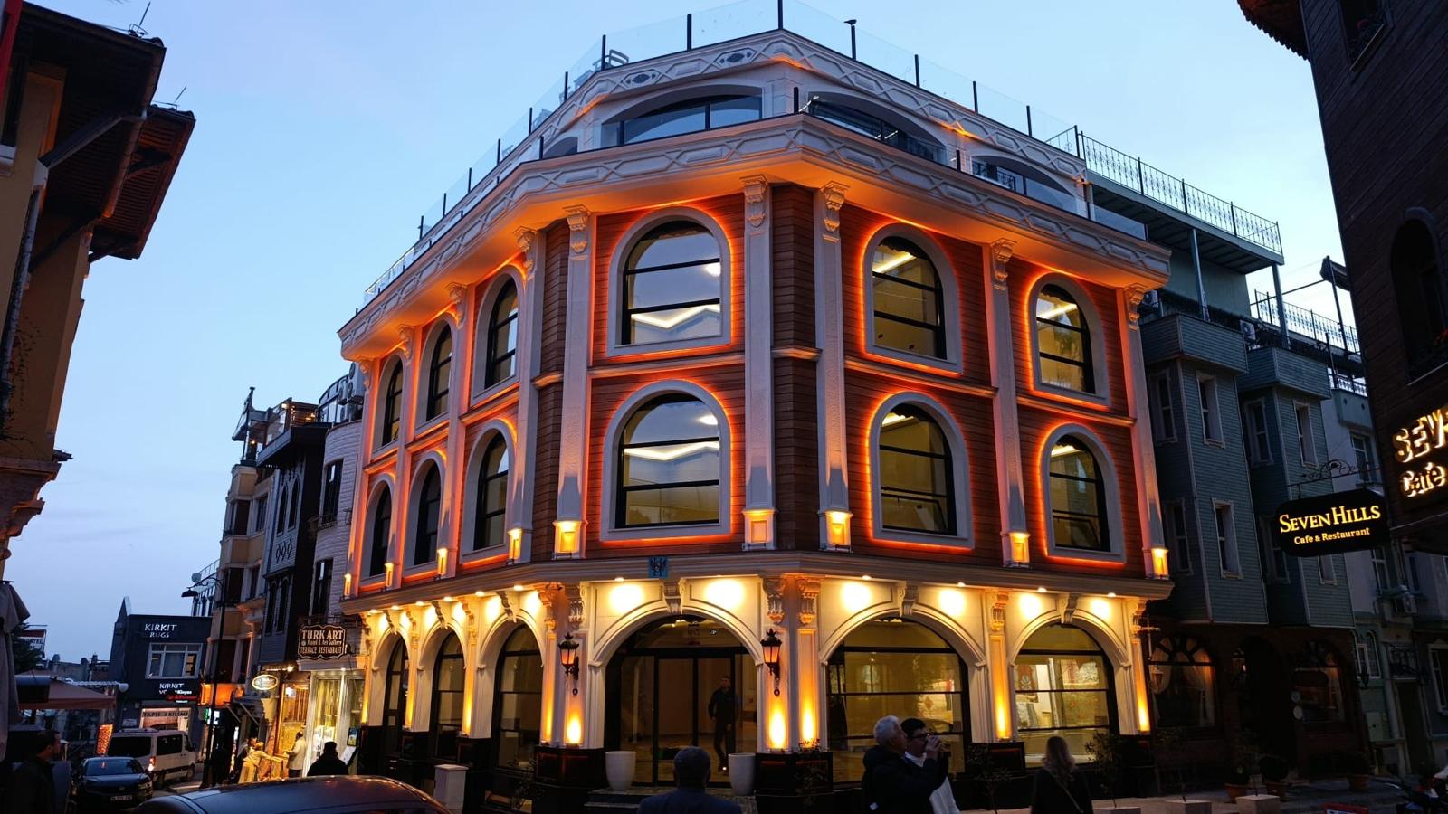 Seven Hills Cafe & Restaurant, Sultanahmet: çatı katı terası ağırlıklı olarak giyotin cam sistemiyle kapatıldı. Bioklimatik alüminyum açılır tavan, zip perde ve sürme cam aynı projede birlikte uygulandı